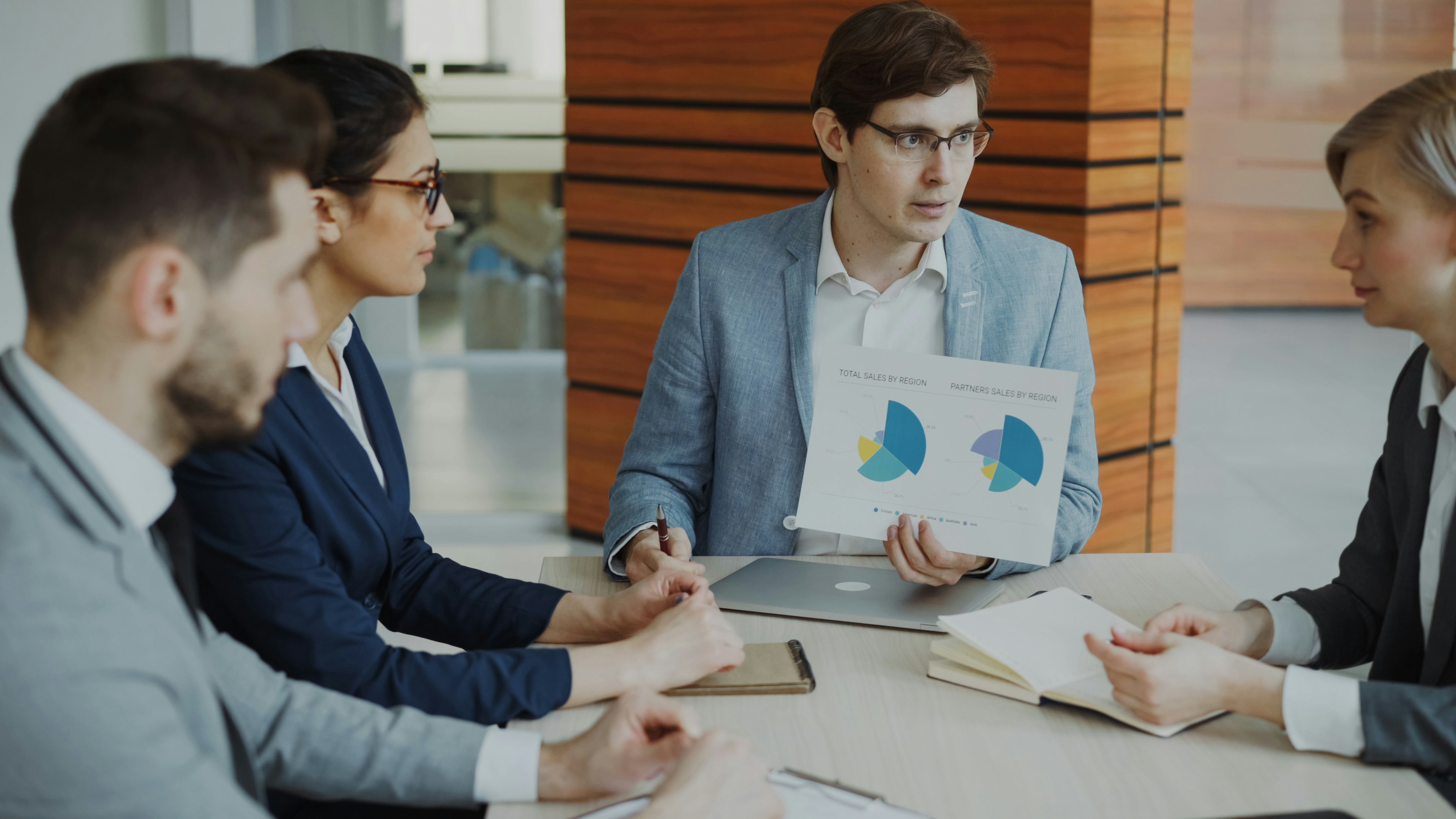 Confronto piattaforme di project management verticali vs sviluppo custom low-code